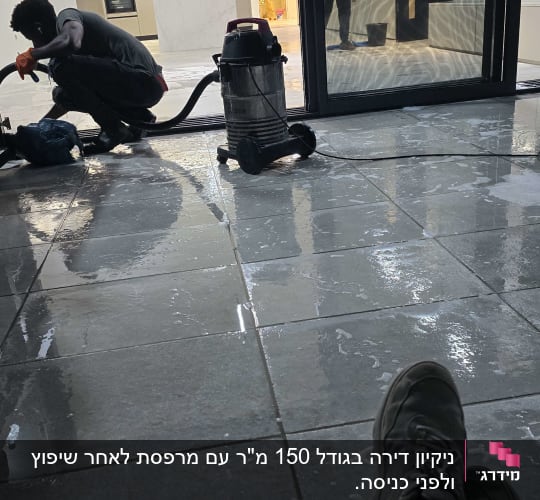 אדם משתמש בשואב אבק לניקוי רצפה רטובה